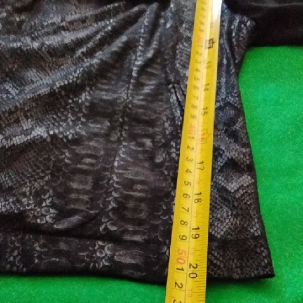 Elegant Black Leather Jacket with Textured Design - Picture 5 of 8